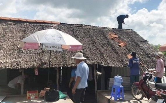 Người dân di dời nhà cửa ra khỏi khu vực sạt lở.