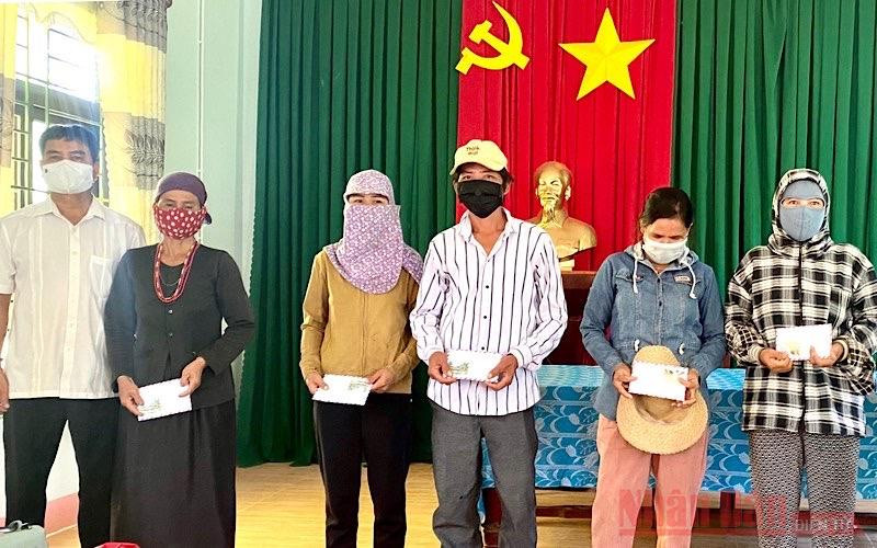 Bí thư Huyện uỷ Ba Tơ Đinh Ngọc Vỹ thăm hỏi, trao quà hỗ trợ cho bà con H’rê gặp khó khăn do dịch Covid-19