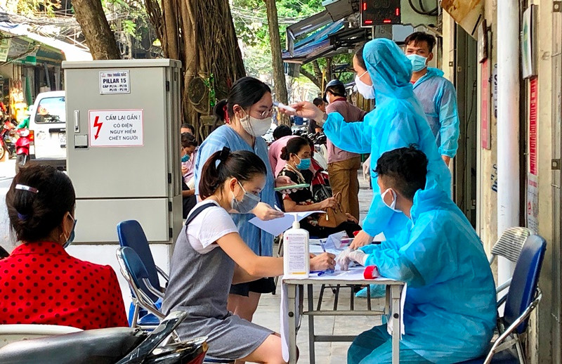 Trung tâm Y tế quận Hoàn Kiếm lấy mẫu xét nghiệm cho người dân tại phường Hàng Bồ.