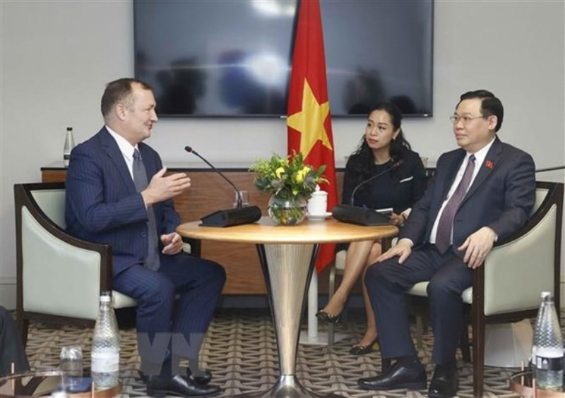 Chủ tịch Quốc hội Vương Đình Huệ tiếp ông Kenneth Atkinson, Chủ tịch Britcham cùng đại diện một số tập đoàn, quỹ đầu tư của Anh đang đầu tư, kinh doanh tại Việt Nam. (Ảnh:TTXVN)