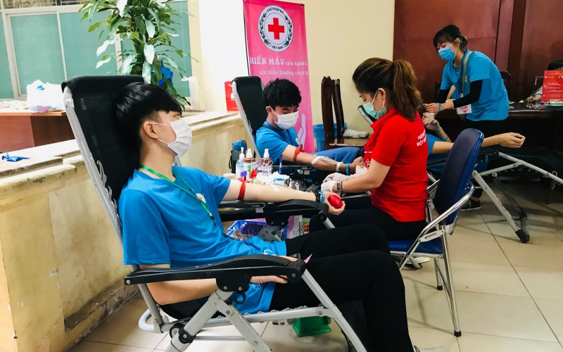 Các tình nguyện viên tham gia hiến máu tại Hà Nội.