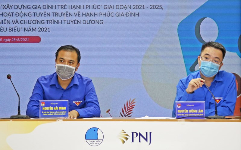 Đồng chí Nguyễn Tường Lâm (bên phải) cung cấp thông tin về Chương trình tuyên dương “Gia đình trẻ tiêu biểu” năm 2021.