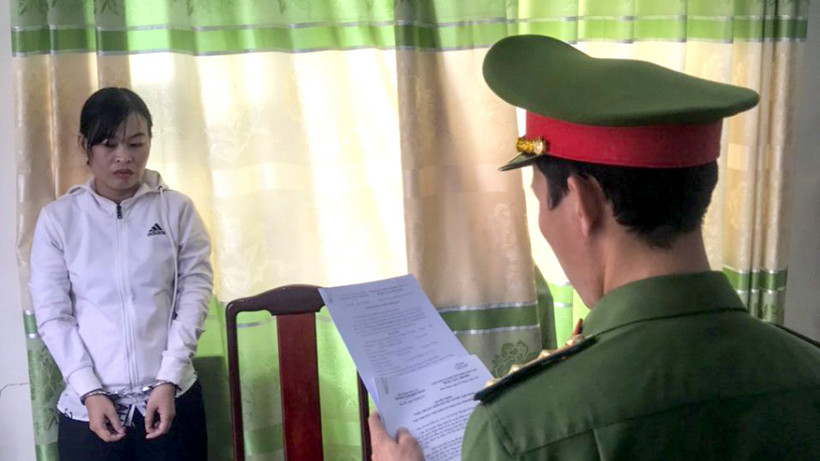 Cơ quan cảnh sát điều tra Công an tỉnh Bình Thuận đọc lệnh bắt tạm giam bị can Lương Thị Hồng Châu. (Ảnh: Công an cung cấp)