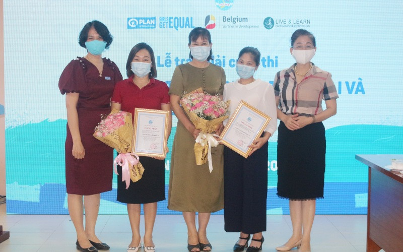 Ban Tổ chức trao giải thưởng tặng các tác giả tham gia cuộc thi.