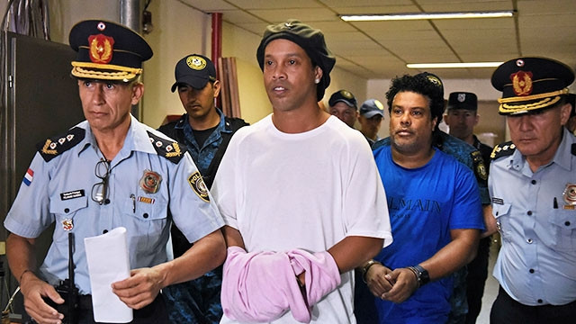 Ronaldinho ra tù sau một tháng bị giam giữ