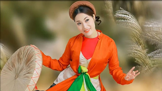 NSƯT Diệu Hằng thể hiện lời ca trong clip bài chèo “Tình em người chiến sĩ áo trắng”.