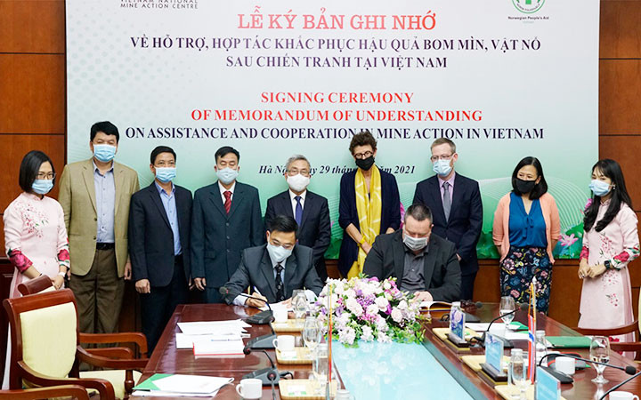 VNMAC ký Bản Ghi nhớ với Tổ chức viện trợ nhân dân Na Uy về hợp tác khắc phục hậu quả bom, mìn sau chiến tranh. (Ảnh: MINH ANH)