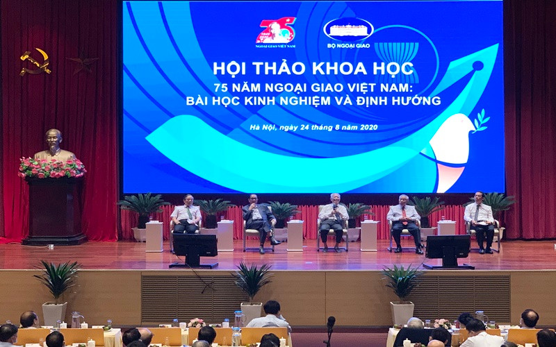 Các diễn giả trong phiên thảo luận sáng nay. (Ảnh: Hoàng Hà)