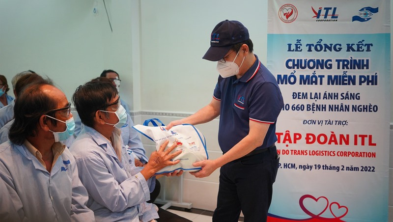 Tặng quà cho bệnh nhân mổ mắt.