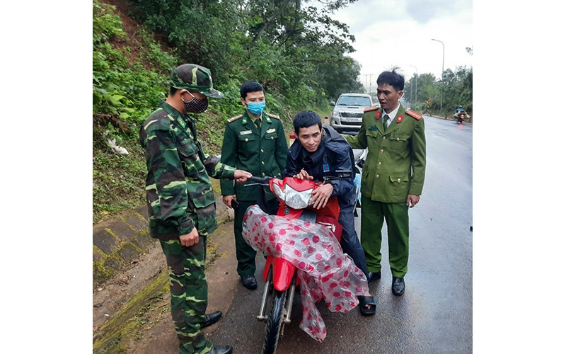 Lực lượng chức năng bắt quả tang một vụ vận chuyển pháo lậu. 
