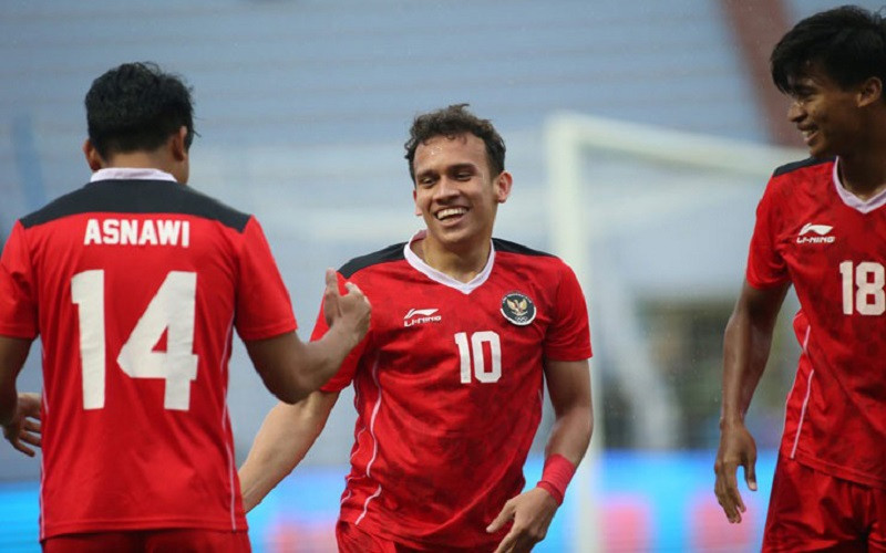 Tiền đạo Egy Maulana Vikri (số 10) ăn mừng sau khi ghi bàn mở tỷ số cho U23 Indonesia. (Ảnh: 24h.com.vn)