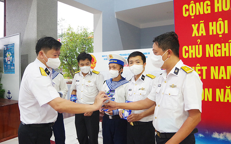 Cán bộ, chiến sĩ Vùng 5 Hải quân trong ngày bầu cử.