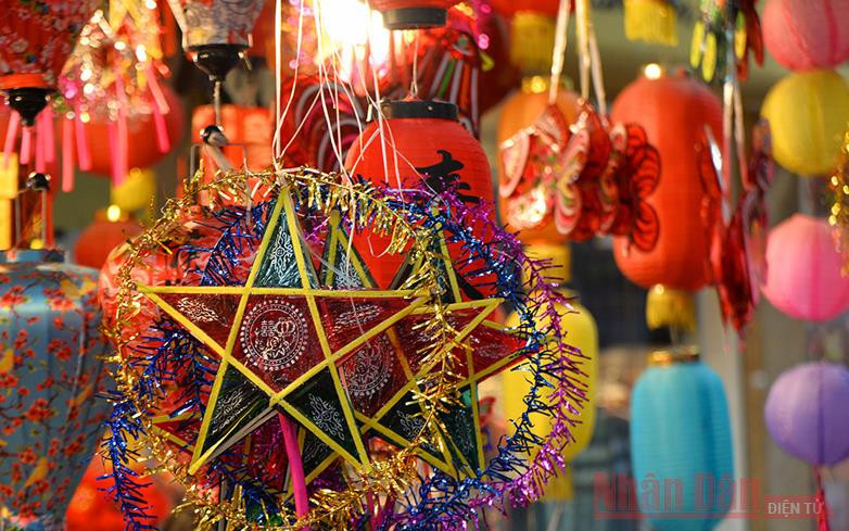 Phố Hàng Mã luôn rực rỡ, lung linh mỗi dịp Trung Thu (Ảnh: NDĐT)