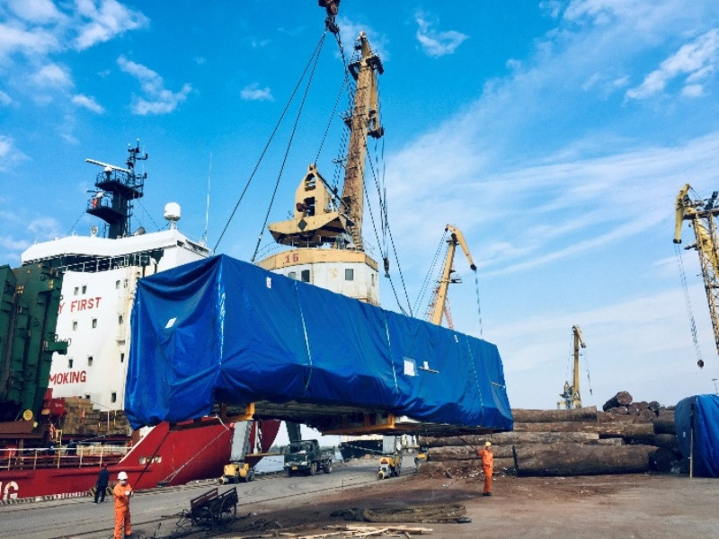 Các bộ phận của máy đào hầm “Táo bạo” đang được đưa xuống tại cảng Hải Phòng.