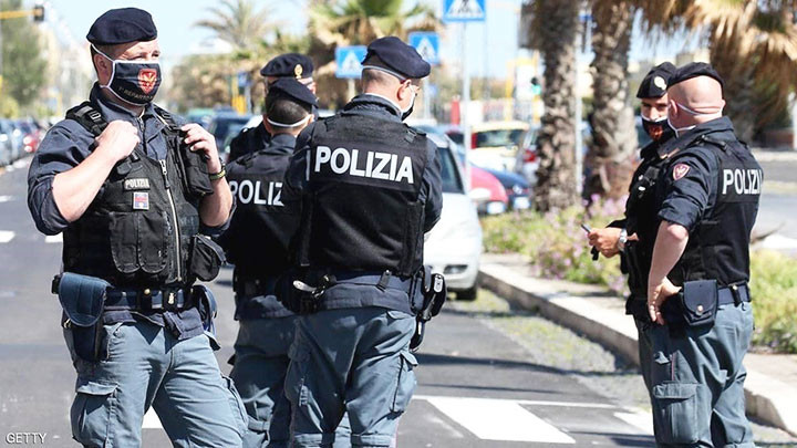 Cảnh sát Italia trong chiến dịch bắt giữ các đối tượng liên quan IS. Ảnh: YAHOO