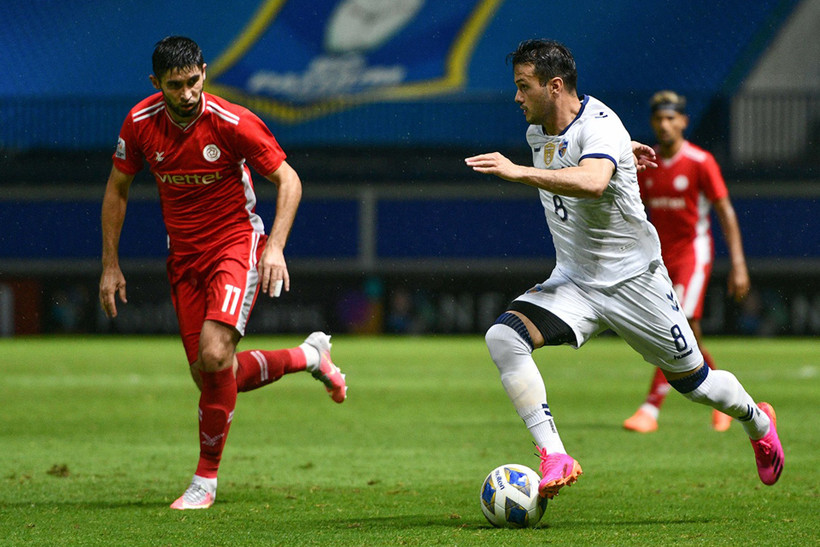 Ngoại binh Jakhongir Abdumuminov (số 11) của Viettel truy cản của đối phương. (Ảnh: AFC)