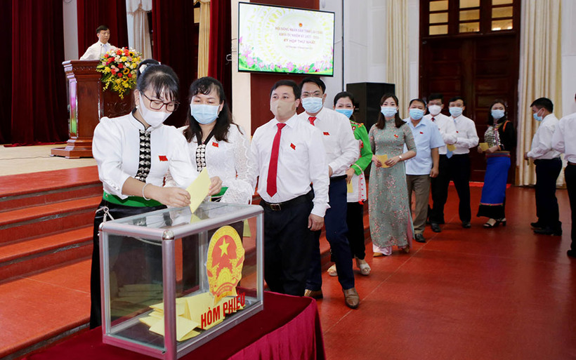 Các đại biểu bỏ phiếu bầu hàng loạt các chức danh lãnh đạo HĐND UBND khóa mới tại kỳ họp.