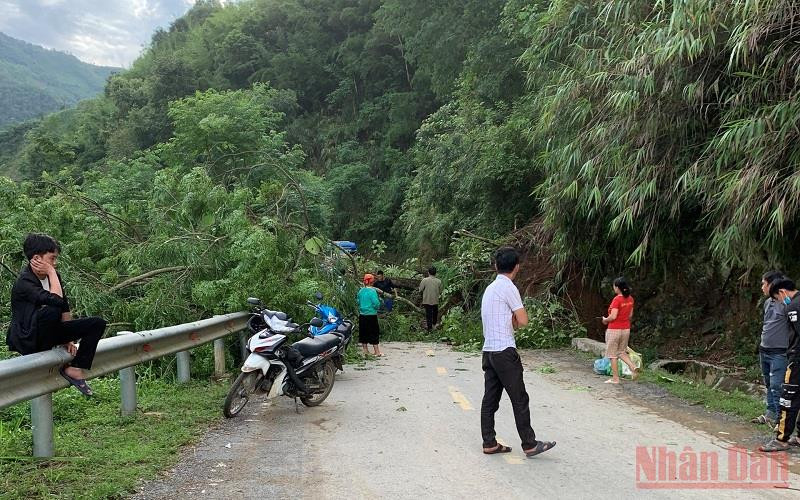 Sạt lở đất trên quốc lộ 34, đoạn qua xã Hưng Đạo, huyện Bảo Lạc, tỉnh Cao Bằng.