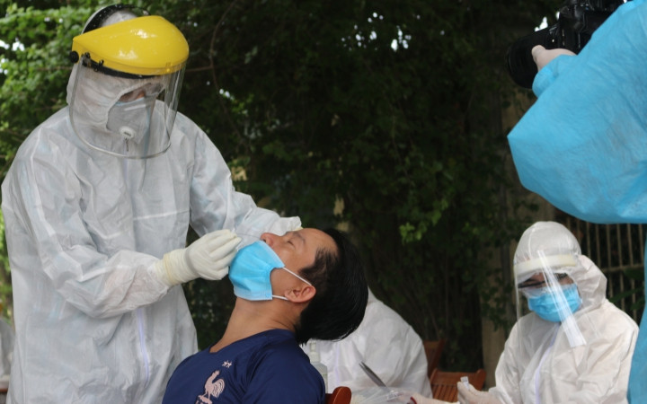 Lấy mẫu xét nghiệm cho người dân ở khu dân cư Lưu Minh (thị trấn Hà Lam, Thăng Bình).