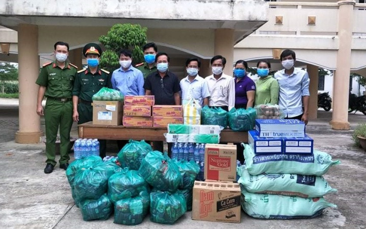 Các cơ quan chức năng hỗ trợ nhu yếu phẩm cho người dân tại khu cách ly tập trung tại huyện Duy Xuyên.