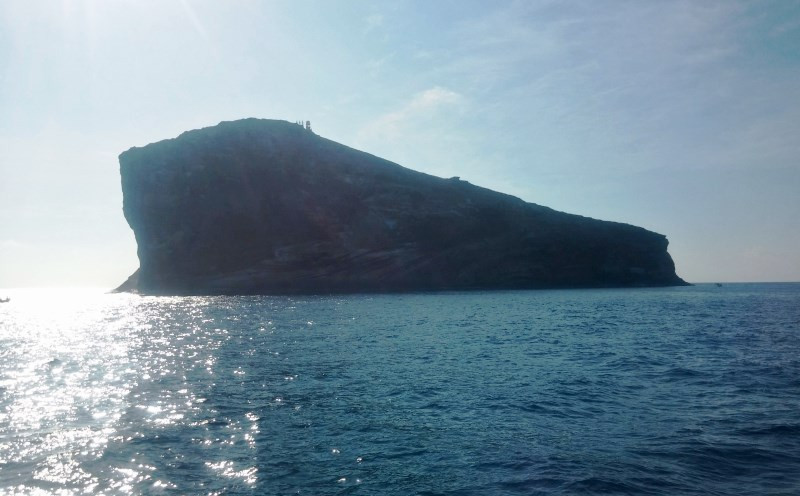 Hòn Hải nhìn từ xa.