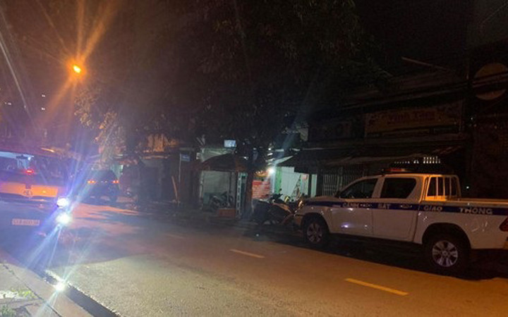 Các cơ quan chức năng tại hiện trường nơi xảy ra vụ án mạng. 