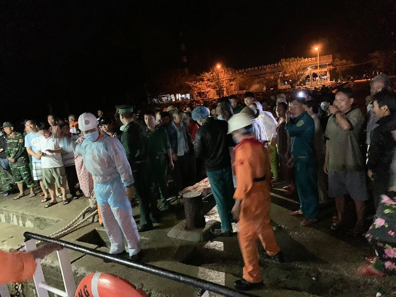 Tàu cứu nạn SAR 274 chuẩn bị vận chuyển bệnh nhân lên tàu về bờ.