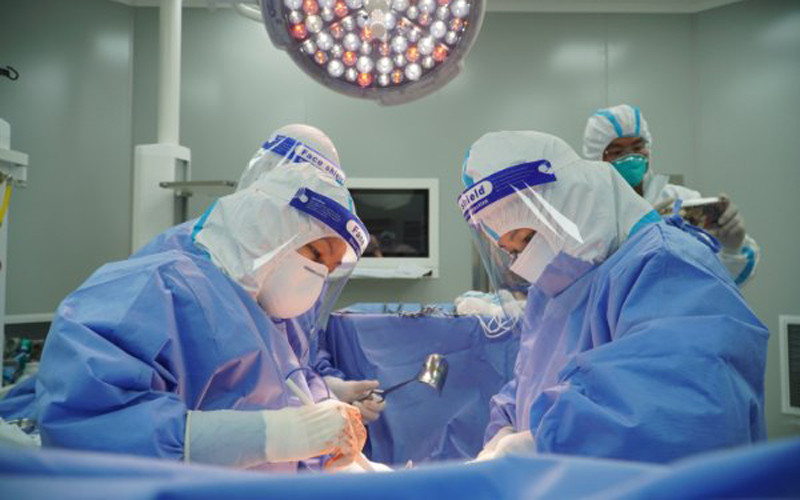 Các bác sĩ tiến hành mổ bắt con tại Bệnh viện hồi sức Covid-19. (Ảnh: Bệnh viện cung cấp)