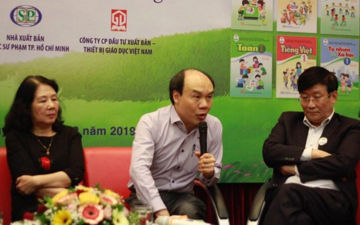 GS Đỗ Đức Thái (giữa) trong buổi Lễ ra mắt bộ sách Cánh Diều.