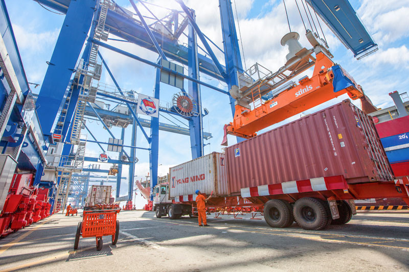 Bốc dỡ hàng hóa tại Cảng Cát Lái, TP Hồ Chí Minh.