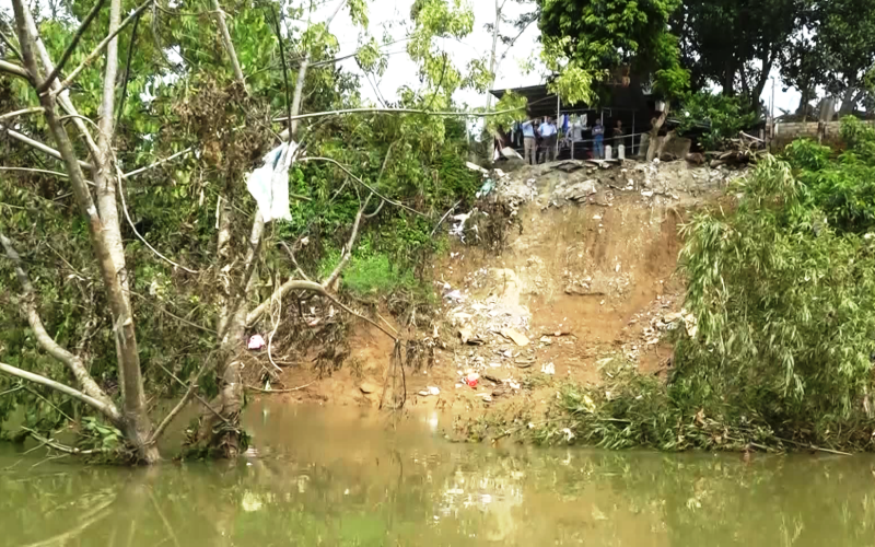 Điểm đê bao xã Thạch Định, huyện Thạch Thành bị sạt lở.