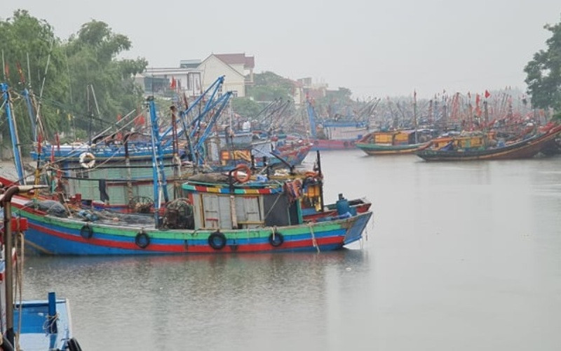 Khẩn trương di dời thuyền bè và con người ra khỏi vùng nguy hiểm của bão trước 19 giờ tối nay.