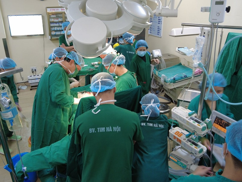 Các bác sĩ hai bệnh viện mổ đẻ cho sản phụ.