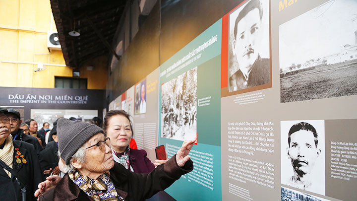 Bà Nguyễn Hồng Tuyến xem hình ảnh về bác ruột mình - ông Mai Lập Đôn tại triển lãm.