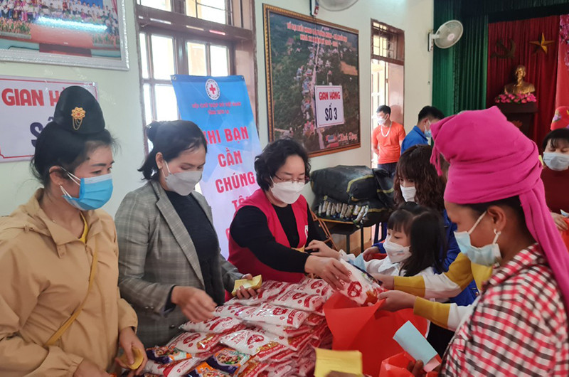 Phiên “Chợ nhân đạo” với những nhu yếu phẩm thiết yếu hỗ trợ các hộ nghèo trong dịp Tết.