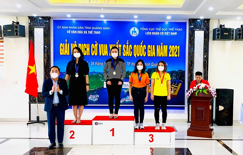 Ban Tổ chức trao huy chương vàng, bạc cho kỳ thủ nữ xuất sắc nội dung cờ tiêu chuẩn.