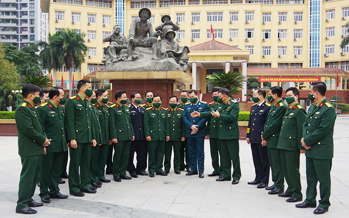 Thượng tướng PGS, TS Trần Việt Khoa, Ủy viên Trung ương Đảng, Ủy viên Quân ủy Trung ương, Giám đốc Học viện Quốc phòng (thứ năm từ phải sang) và các học viên lớp Đào tạo Cao cấp chỉ huy tham mưu cấp chiến dịch, chiến lược khóa 11.