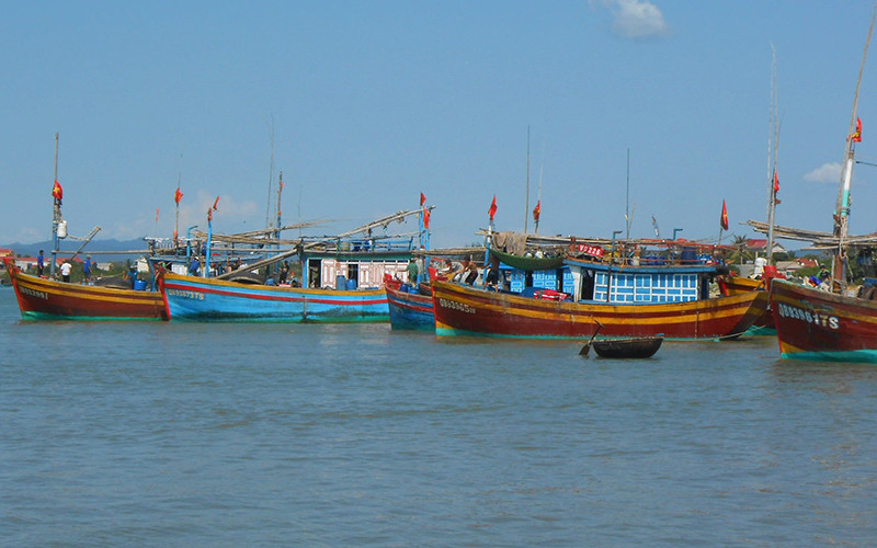 Nhiều tàu đánh bắt xa bờ ở Quảng Bình vẫn đang phải neo bờ vì giá nhiên liệu tăng cao.