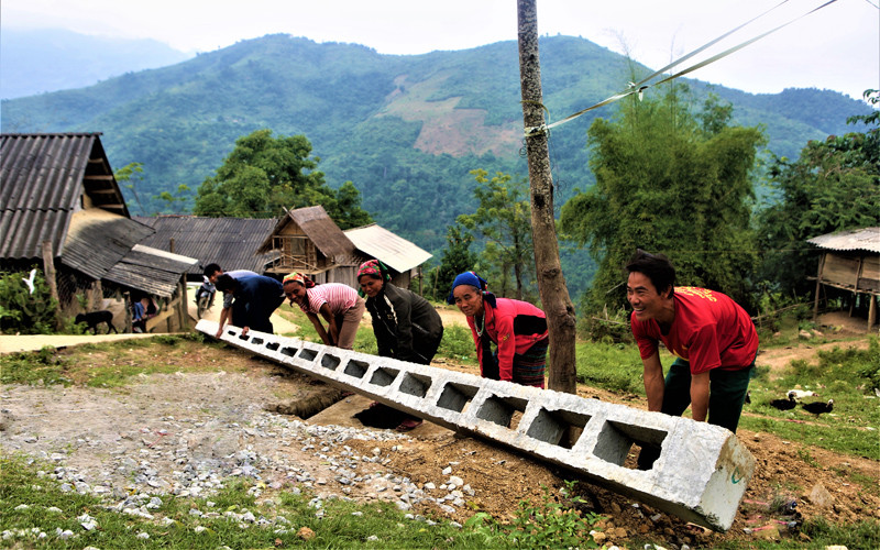 Người dân bản kim đa (Phà Đánh), giúp vận chuyển cột điện để đẩy nhanh tiến độ thi công