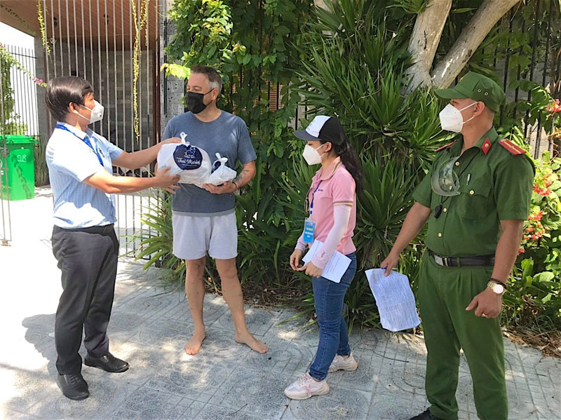 Ông Cao Đình Hải, Chủ tịch UBND phường Nại Hiên Đông, quận Sơn Trà thăm, tặng quà người nước ngoài hiện đang sinh sống, tạm trú trên địa bàn.