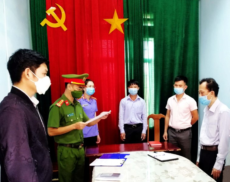 Công an tỉnh Gia Lai thi hành lệnh khám xét, bắt tạm giam Nguyễn Phi Hùng (phải).