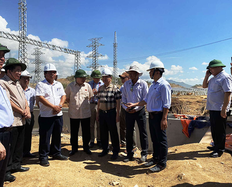 Phó Chủ tịch Quốc hội Phùng Quốc Hiển (thứ 6 từ phải sang) cùng đoàn công tác kiểm tra tiến độ công trường dự án Nhà máy điện mặt trời Trung Nam-Thuận Nam.