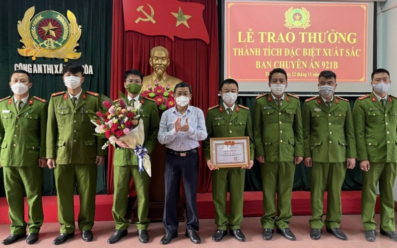 Tặng giấy khen và 10 triệu đồng cho Công an thị xã Thái Hòa. (Ảnh Hoàng Yến)