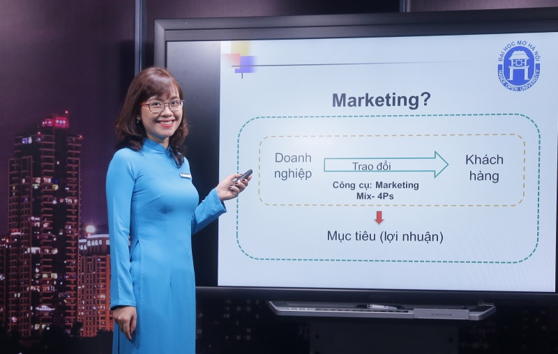 Giảng viên Đại học Mở Hà Nội giảng bài trực tuyến.