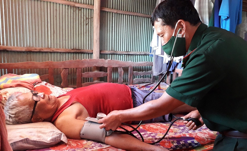 Thiếu tá Thái Minh Phong đến nhà dân khám bệnh.