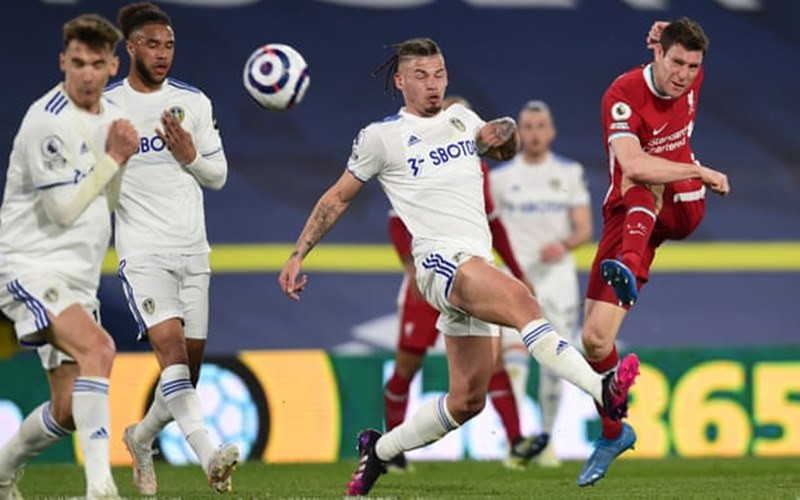 J. Milner (áo đỏ, Liverpool) sút bóng trước sự truy cản của các cầu thủ Leeds.