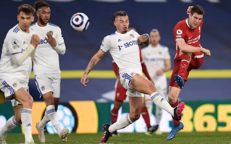 J. Milner (áo đỏ, Liverpool) sút bóng trước sự truy cản của các cầu thủ Leeds.