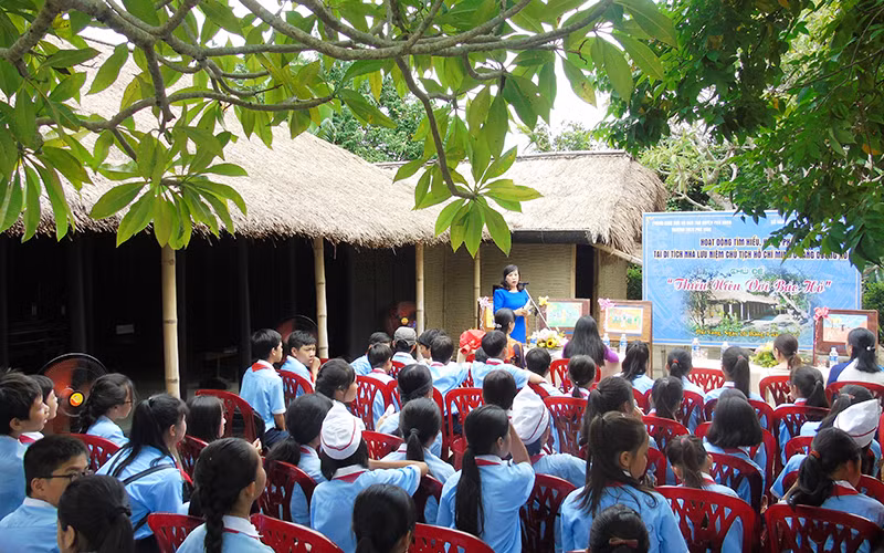  Học sinh tham quan, tìm hiểu truyền thống tại di tích Nhà lưu niệm Bác Hồ ở xã Phú Dương, huyện Phú Vang.