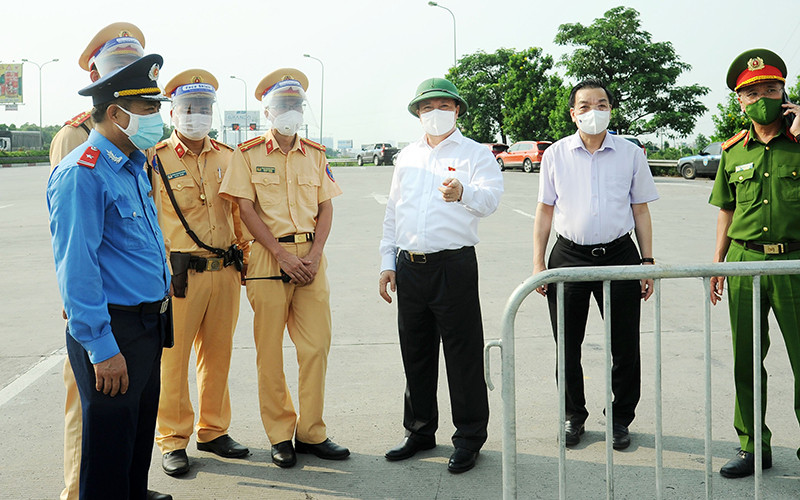 Bí thư Thành ủy Hà Nội Đinh Tiến Dũng kiểm tra công tác kiểm soát người và phương tiện tại khu vực Pháp Vân-Cầu Giẽ.