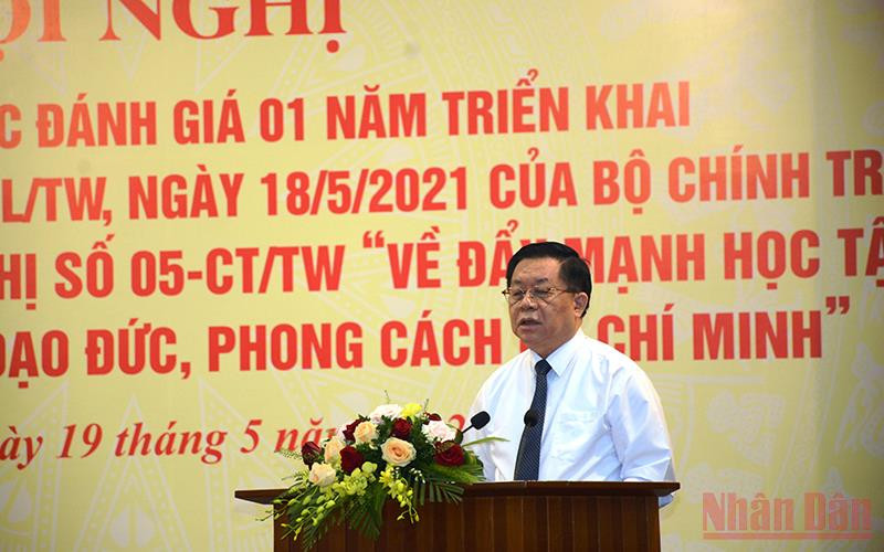 Đồng chí Nguyễn Trọng Nghĩa phát biểu tại Hội nghị.